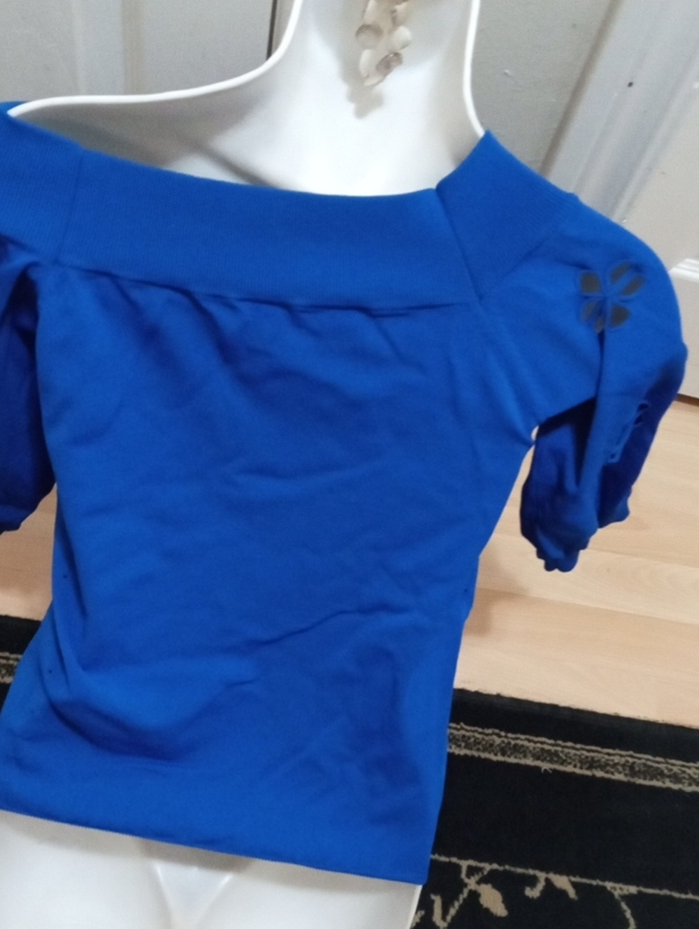 Women’s Blue Short-Sleeve Cutout Floral Top Bust 32 Plus Stretchy - Picture 4 of 5